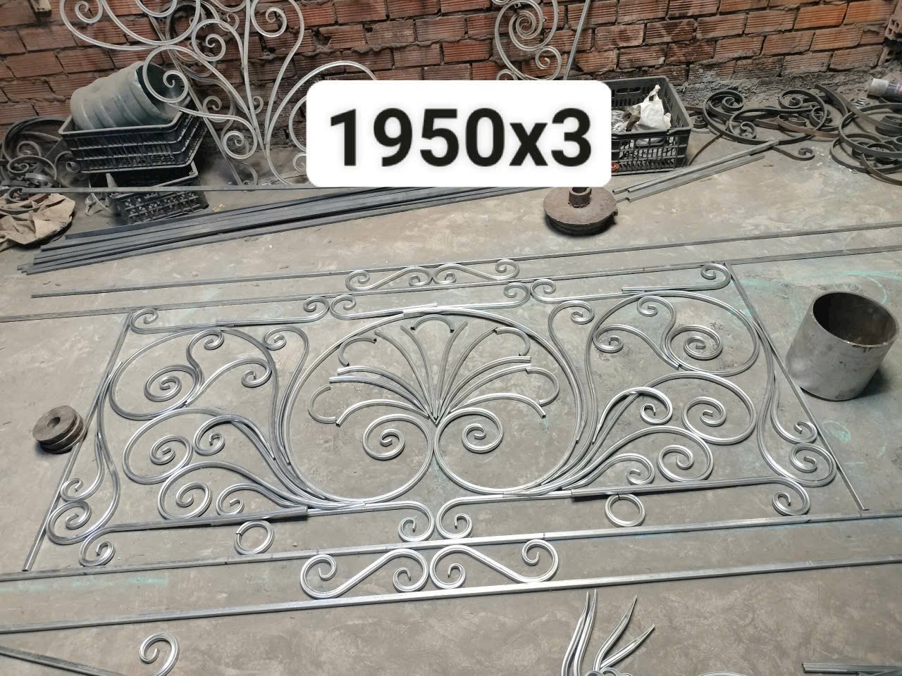 Sắt uốn mỹ thuật Lan can sắt hộp uốn mỹ thuật đẹp, bền chắc, thiết kế sang trọng phù hợp nhà phố và biệt thự. Nhận gia công theo yêu cầu, mẫu mã đa dạng, thi công thẩm mỹ cao. Liên hệ/Zalo: 039.69.48.480.