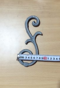 Bông gang chữ S đúc sắc nét, bền đẹp, phù hợp cửa cổng, hàng rào và lan can sắt mỹ thuật. Gang Mỹ Thuật cung cấp đa dạng mẫu mã, giá tốt, giao hàng toàn quốc.